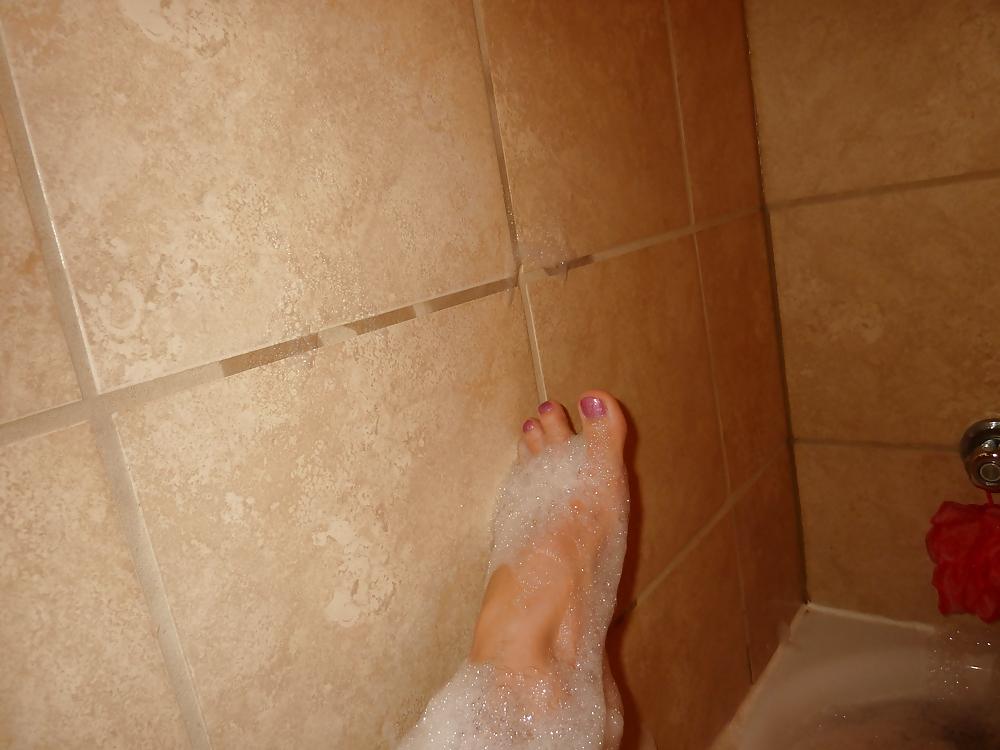 15P Pretty sexy feet in bath