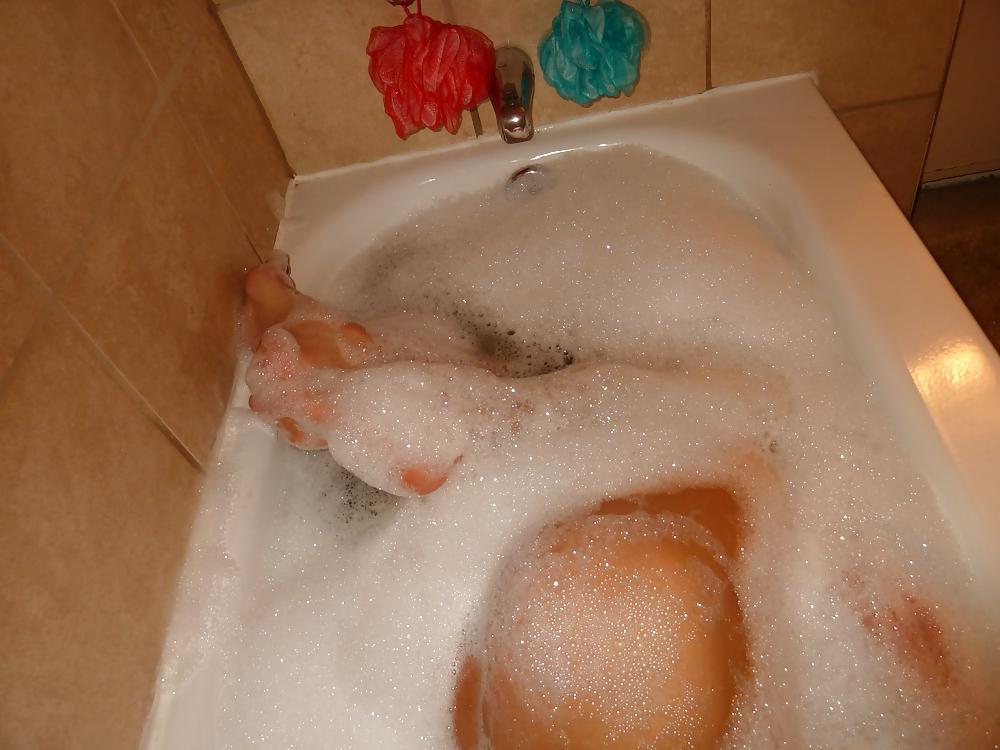 15P Pretty sexy feet in bath