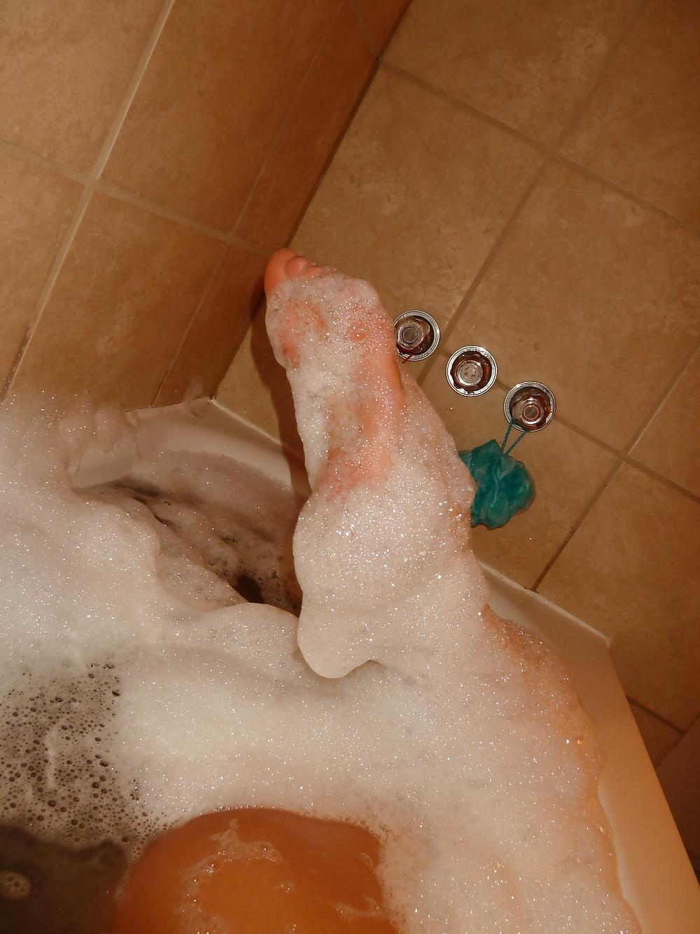 15P Pretty sexy feet in bath