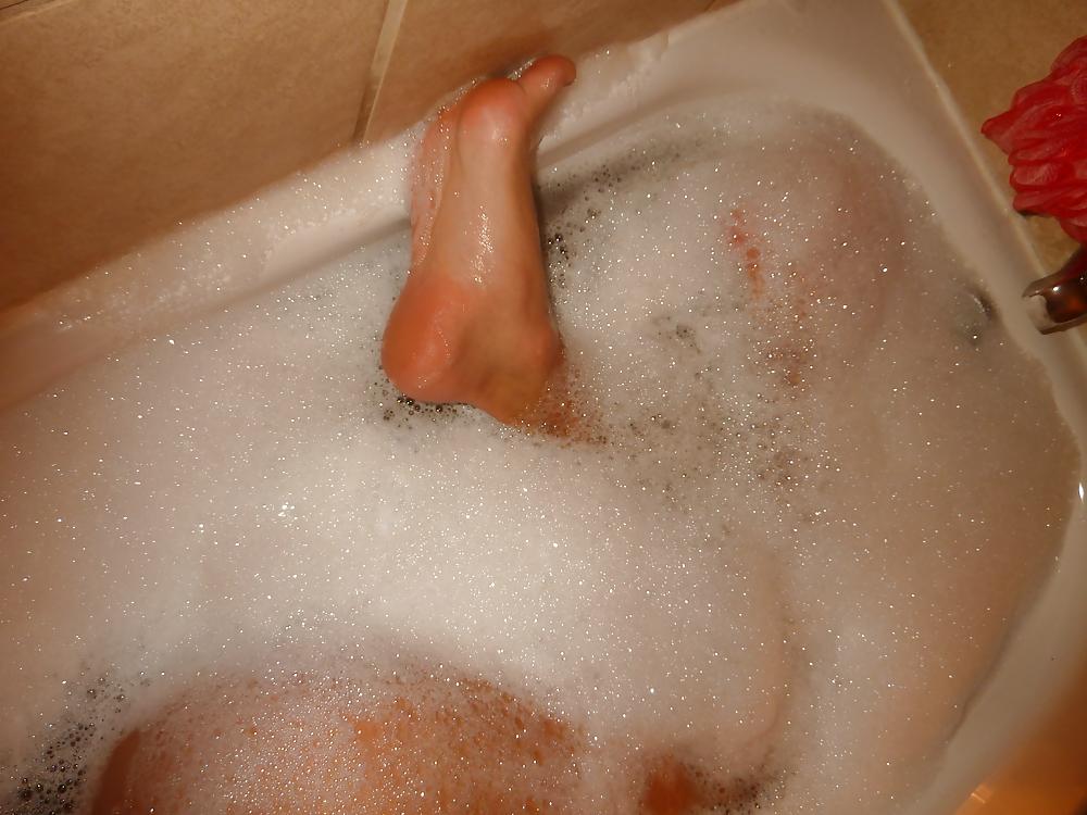 15P Pretty sexy feet in bath