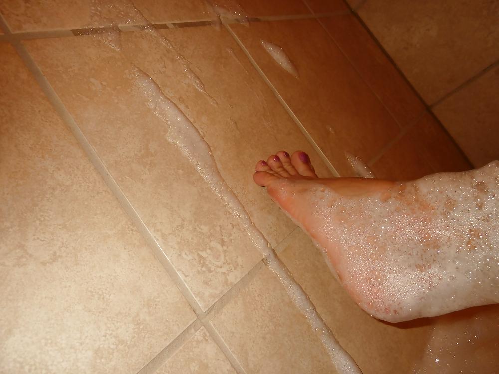 15P Pretty sexy feet in bath