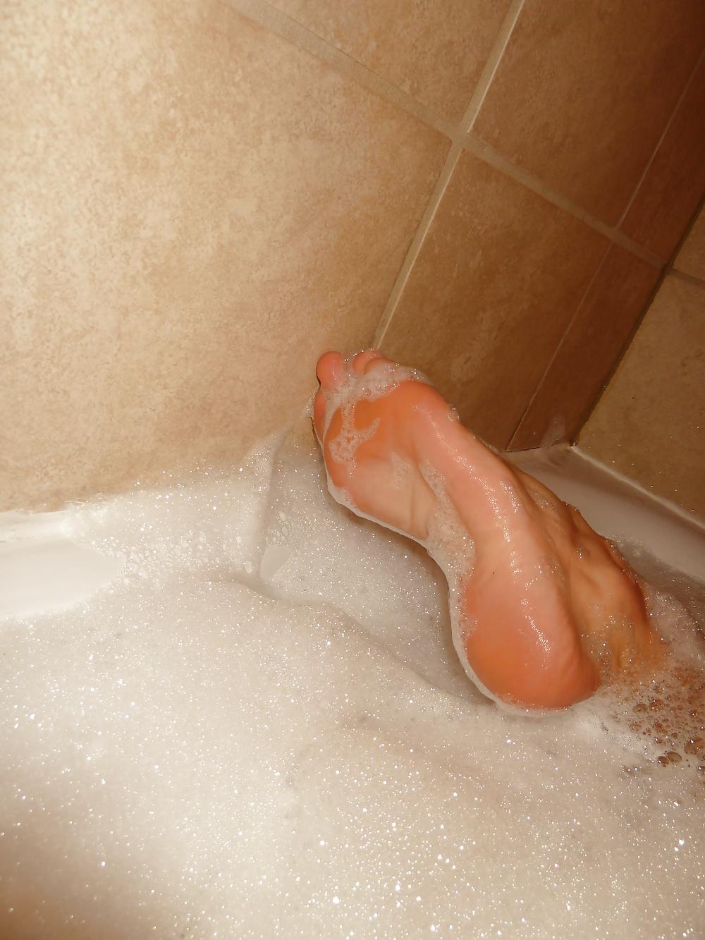 15P Pretty sexy feet in bath