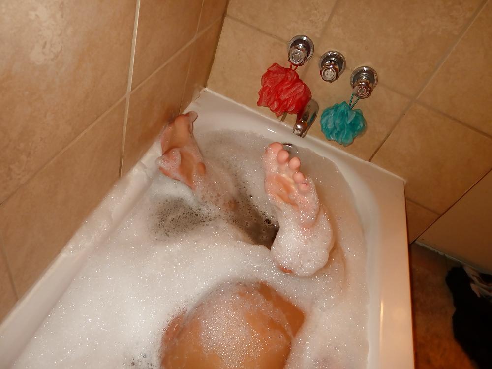 15P Pretty sexy feet in bath