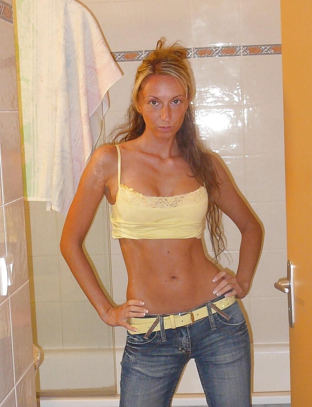 25P Blonde Girlfriend Lets Loose On Vacation