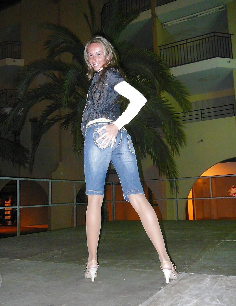 25P Blonde Girlfriend Lets Loose On Vacation