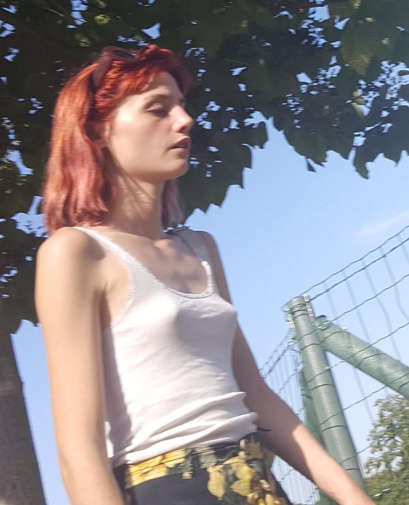 16P pokies, redhead we see her tits no bra