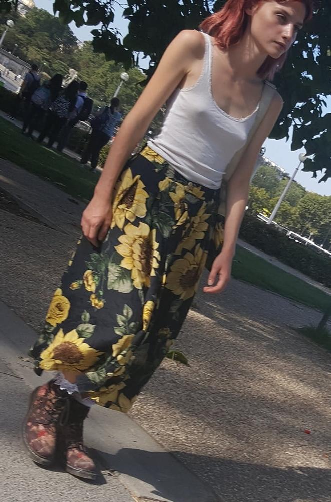 16P pokies, redhead we see her tits no bra