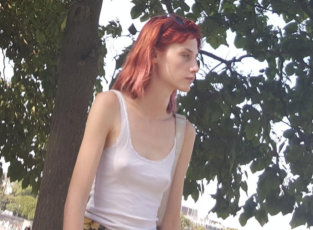 16P pokies, redhead we see her tits no bra