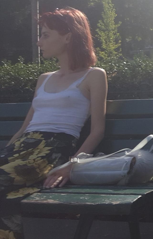 16P pokies, redhead we see her tits no bra