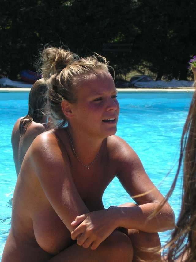 25P Sexy girls at the pool
