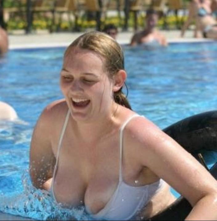 25P Sexy girls at the pool