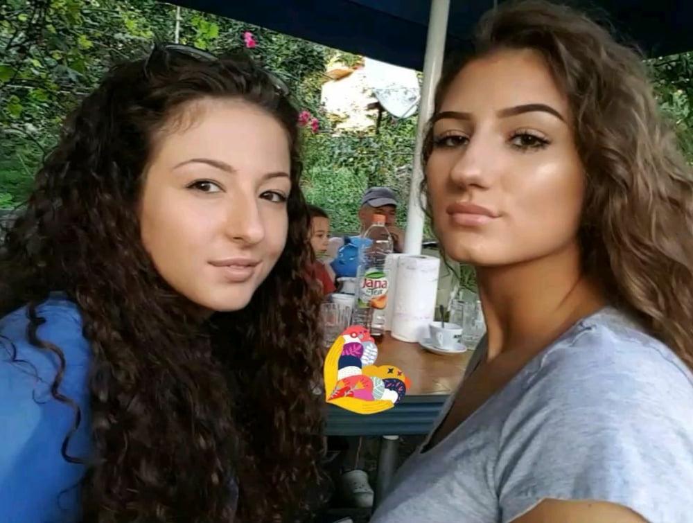 25P Sestre i mama jebozovne face PRSKAJTE IH I KOMENTARISITE