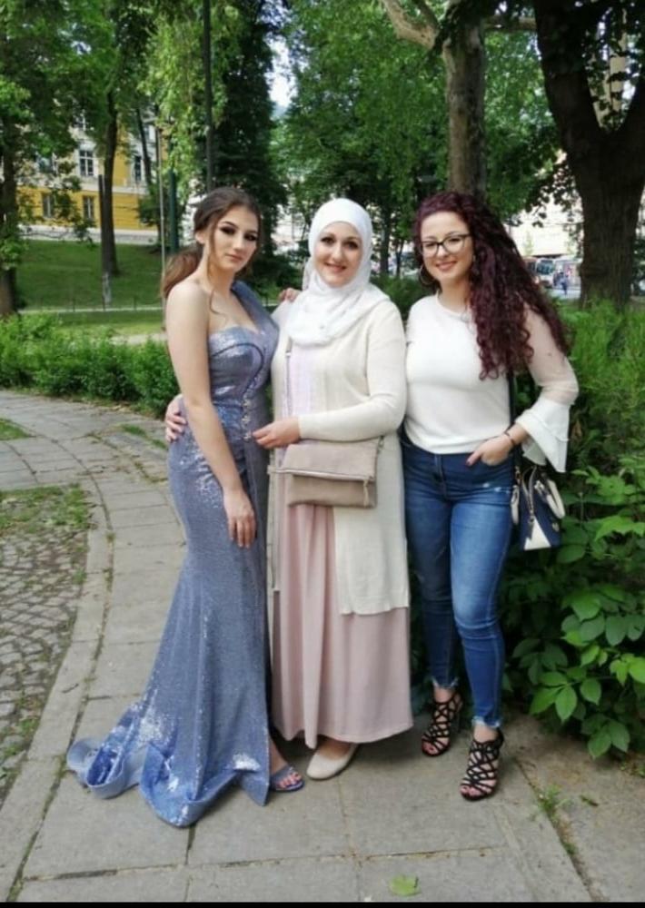 25P Sestre i mama jebozovne face PRSKAJTE IH I KOMENTARISITE