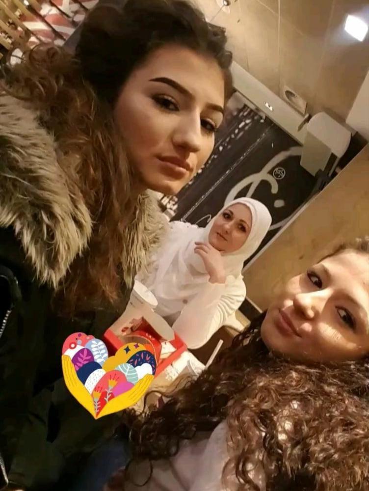 25P Sestre i mama jebozovne face PRSKAJTE IH I KOMENTARISITE