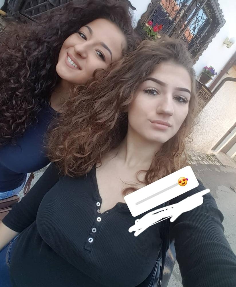 25P Sestre i mama jebozovne face PRSKAJTE IH I KOMENTARISITE