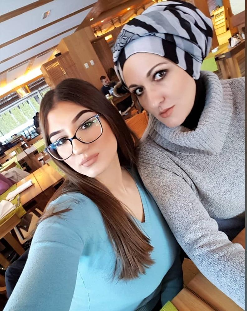 25P Sestre i mama jebozovne face PRSKAJTE IH I KOMENTARISITE