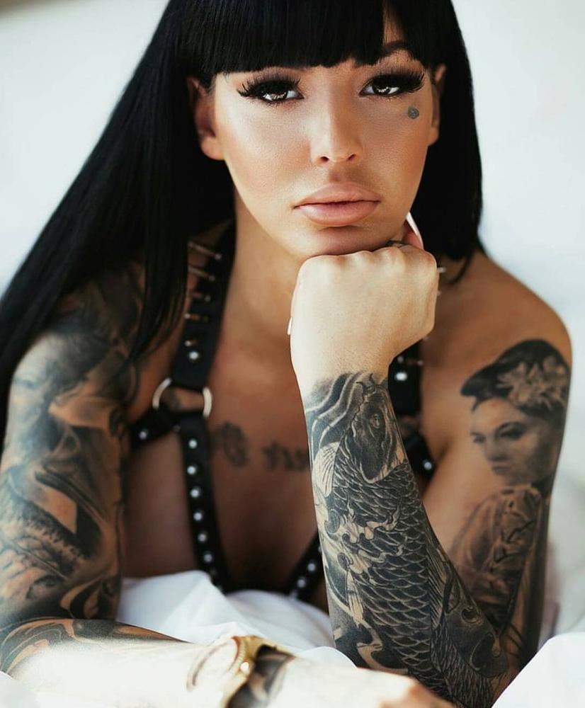 25P Face tattoo women.