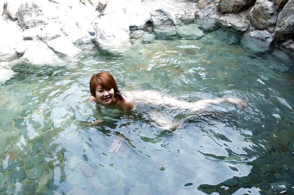 25P Sexy Japanese Hot Springs Girls
