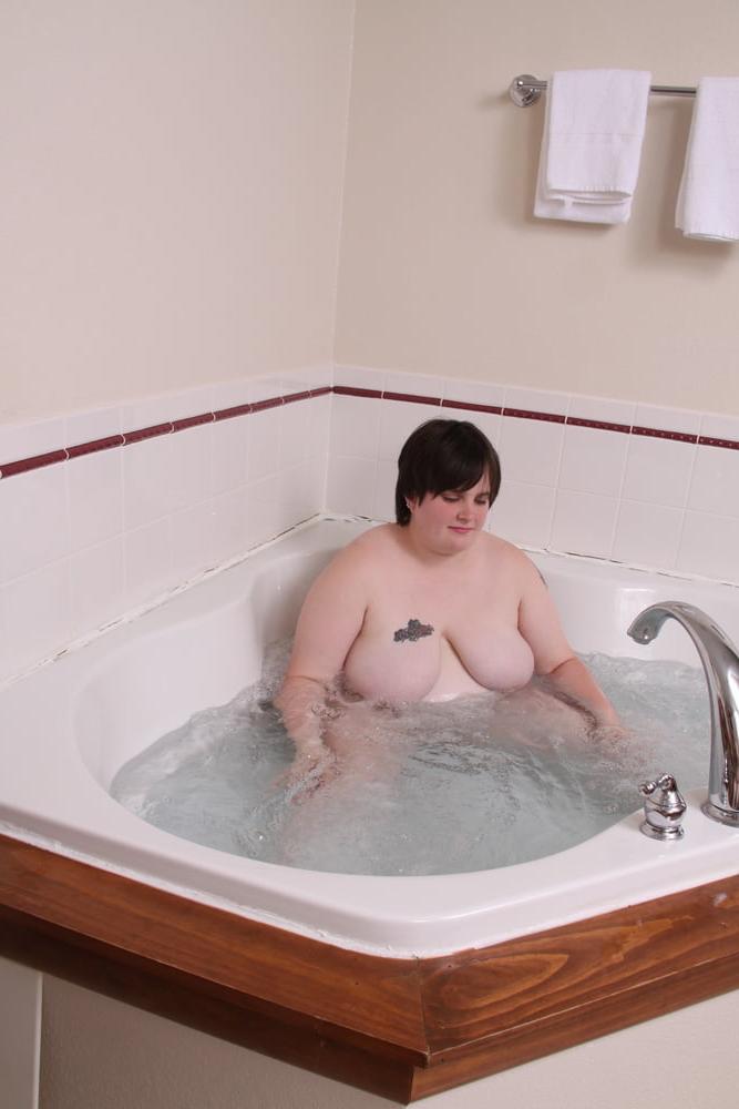 25P Kaylee in Hot Tub with her Dildo