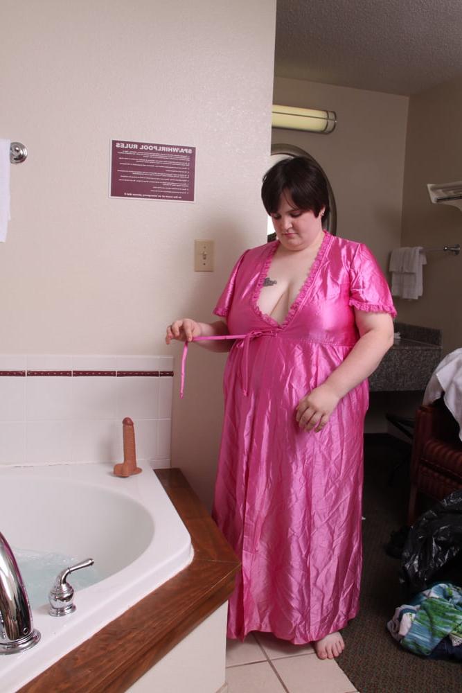 25P Kaylee in Hot Tub with her Dildo