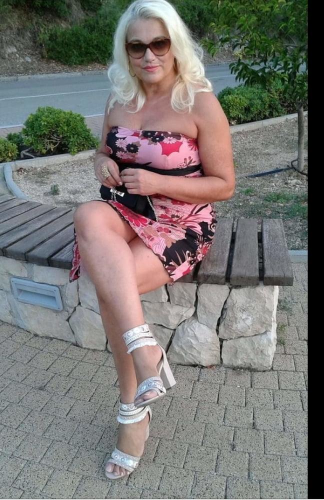 25P sexy girls on benches