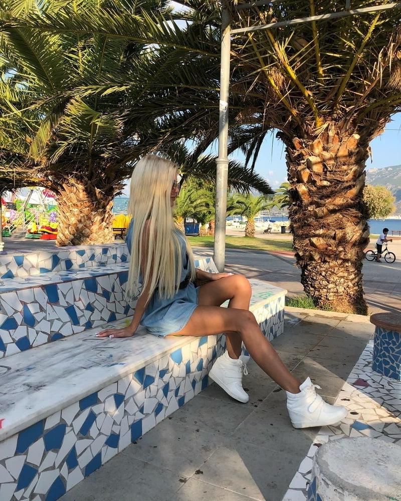 25P sexy girls on benches