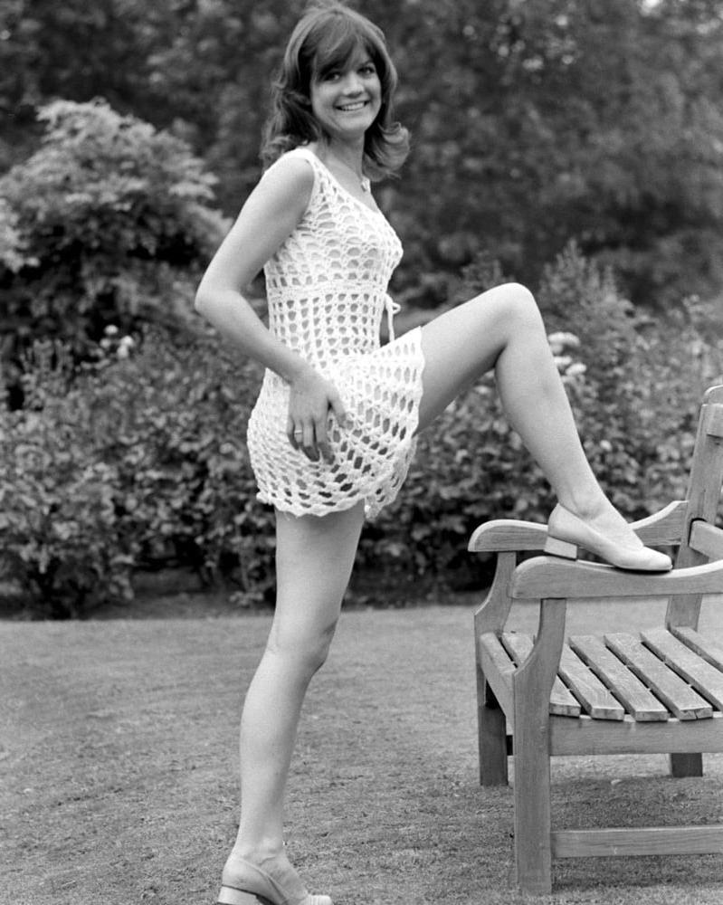 25P sexy girls on benches