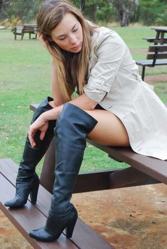 25P sexy girls on benches