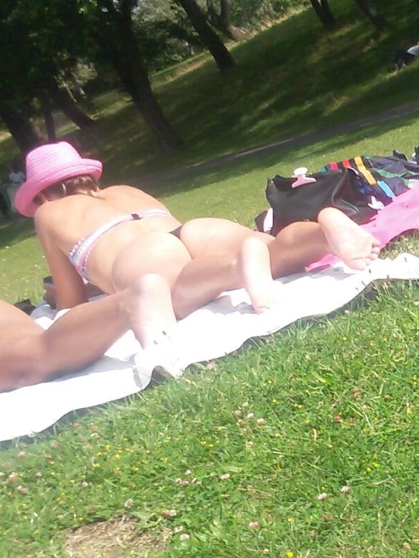 9P milf in the sun in thong, nice ass