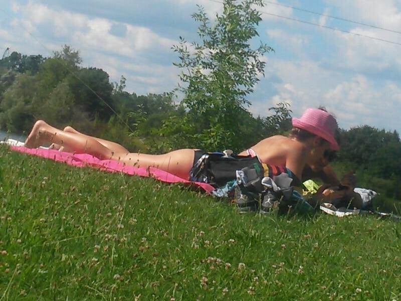 9P milf in the sun in thong, nice ass