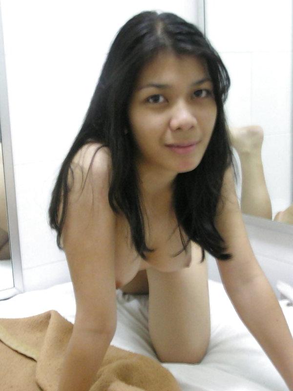 5P Thai girl showing her body