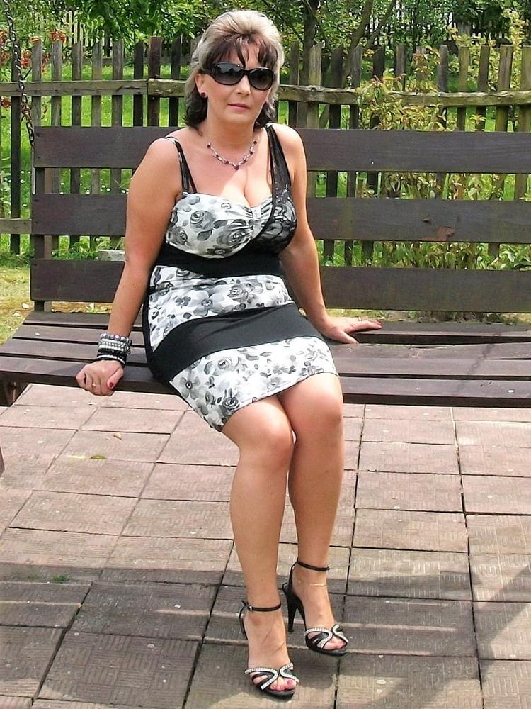 25P Sexy MILFs and GILFs Wearing Tights 20