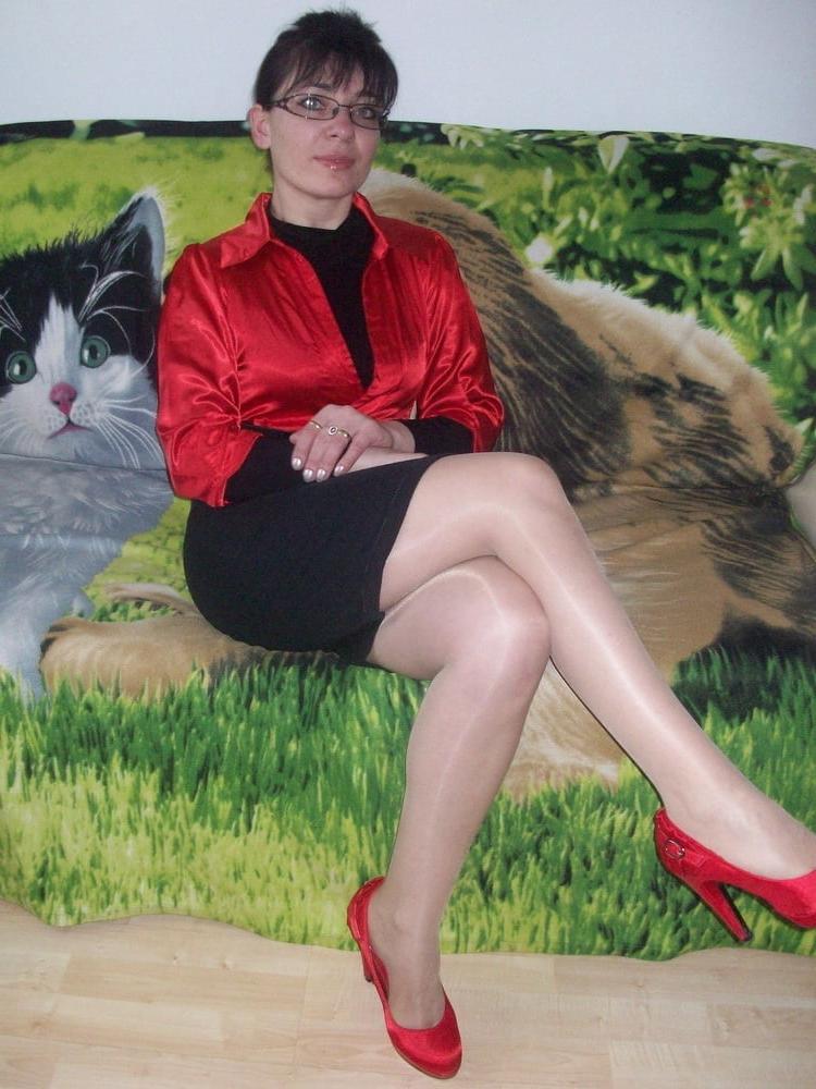 25P Sexy MILFs and GILFs Wearing Tights 20