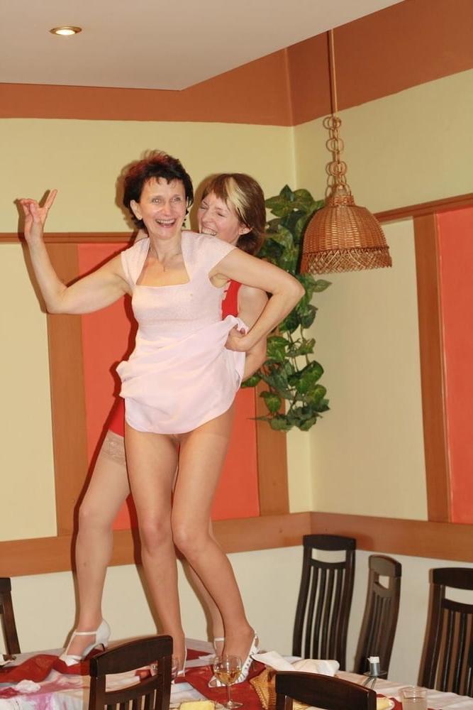 25P Sexy MILFs and GILFs Wearing Tights 20