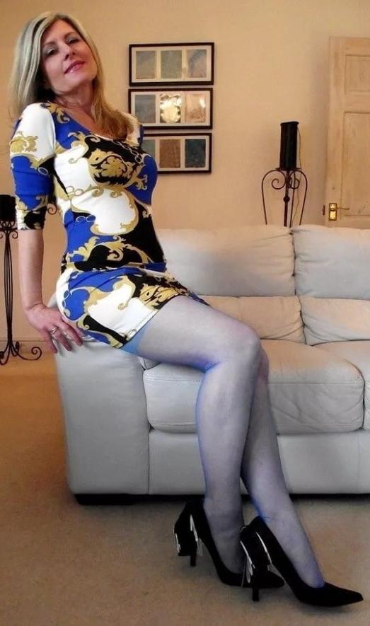 25P Sexy MILFs and GILFs Wearing Tights 20