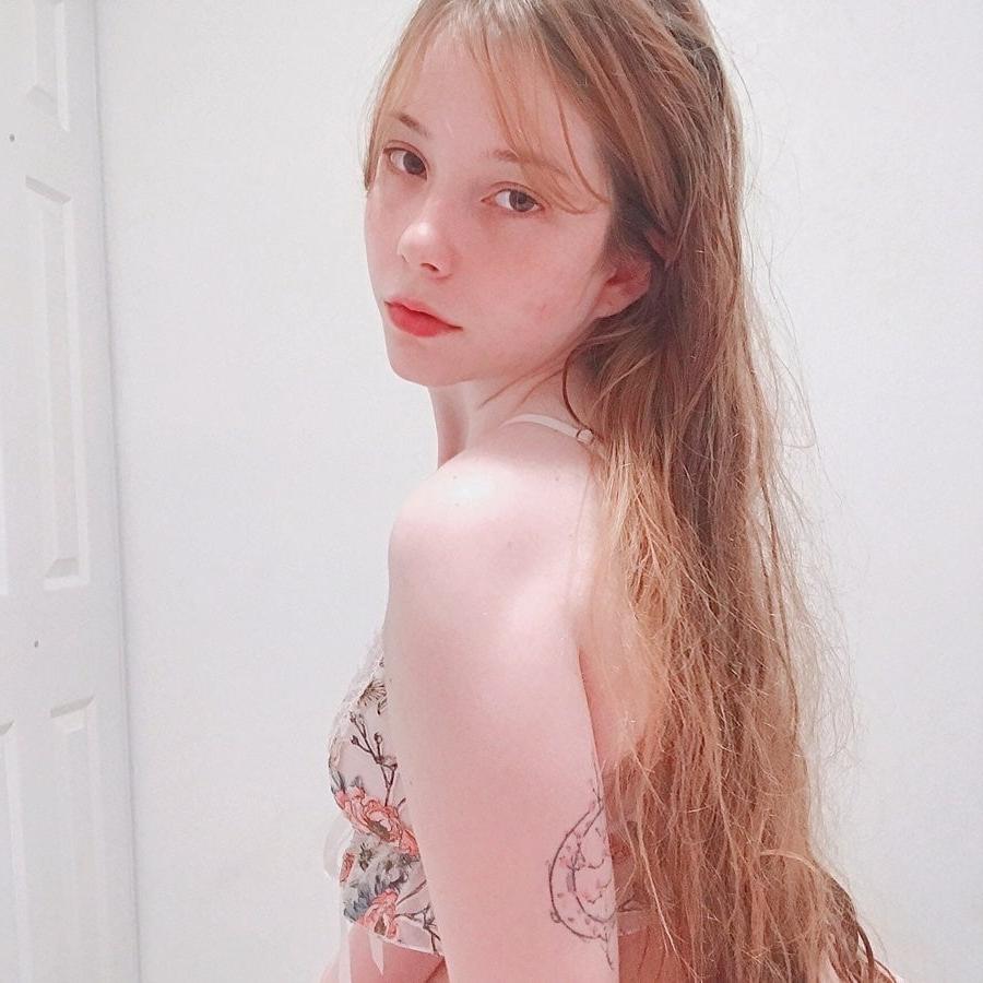 25P white teen with innocent face and a very hot body 3+surprise