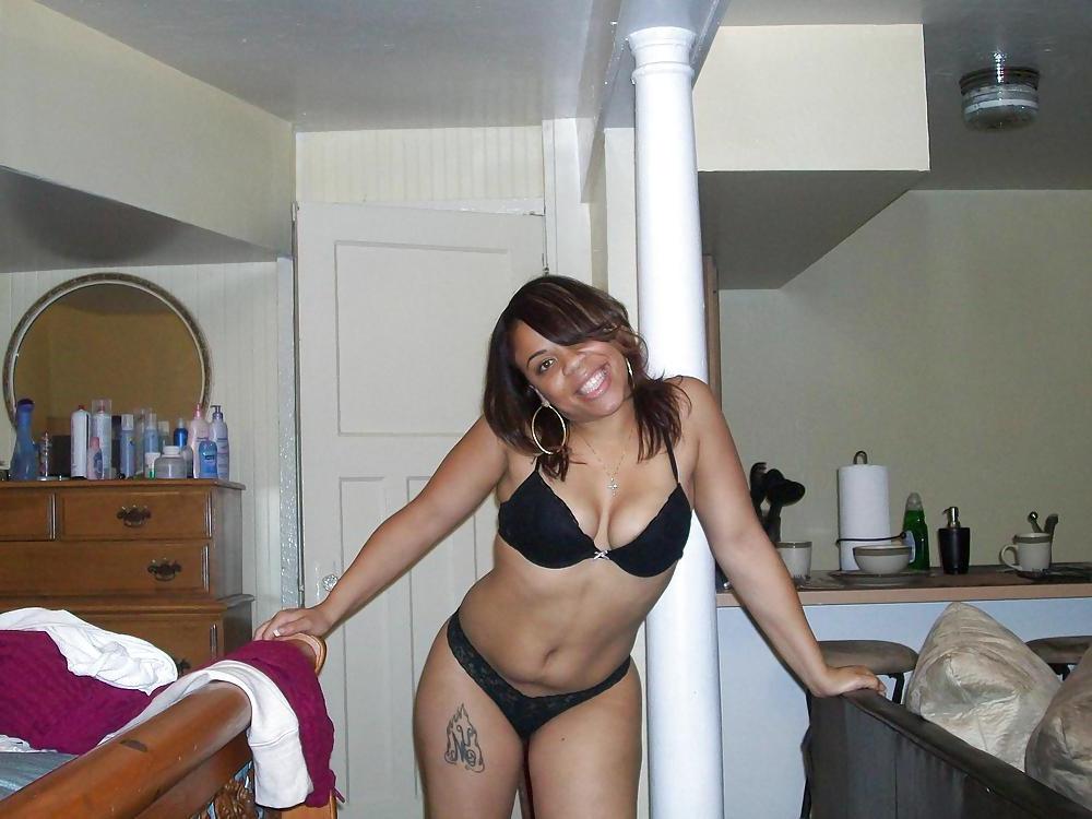 7P Lightskin shorty posin for her exboyfriend in the basement
