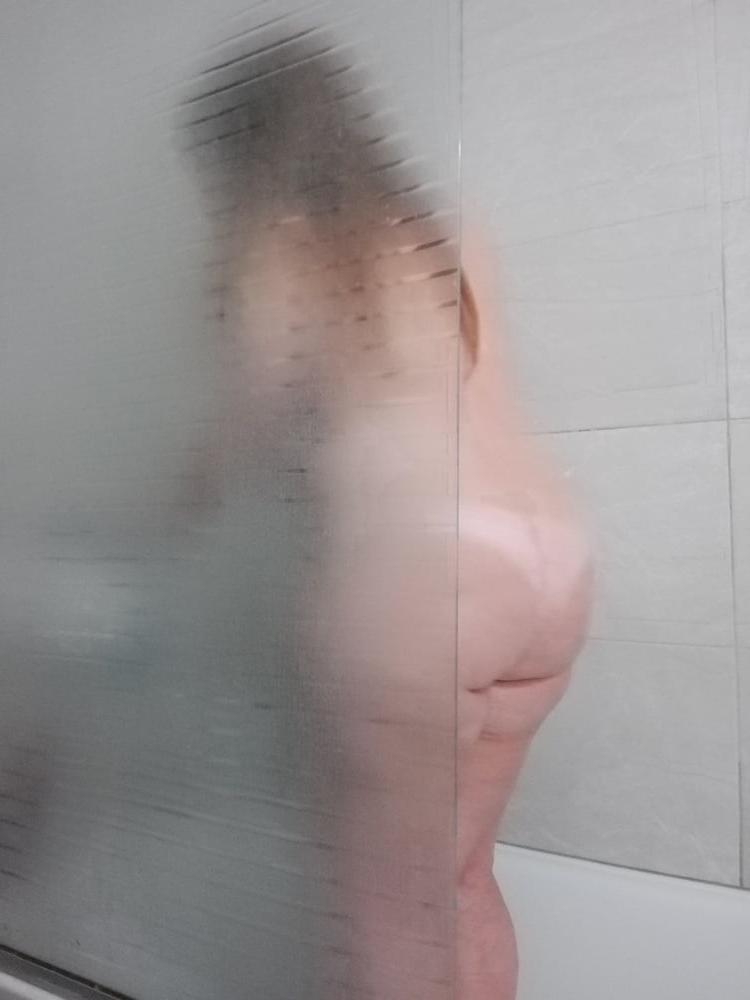 8P Laura's bath time