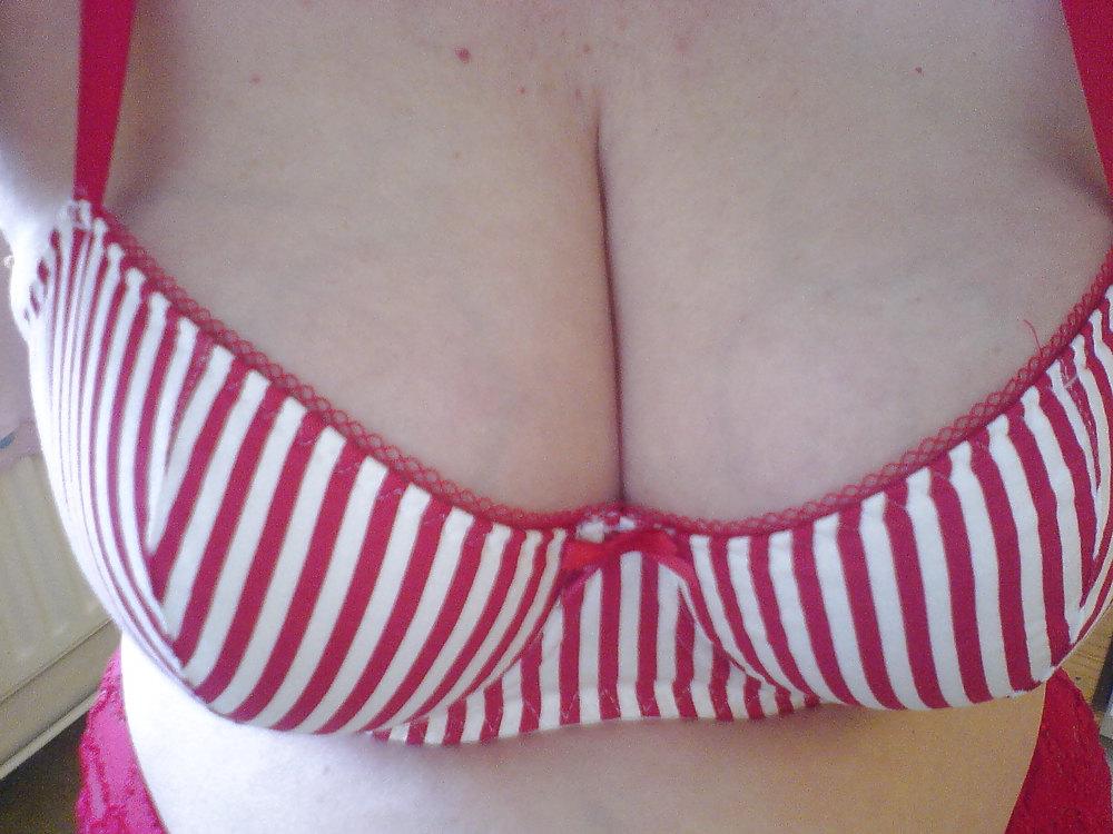 6P Red and white bra