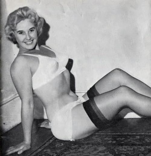 25P Vintage Stockings 75