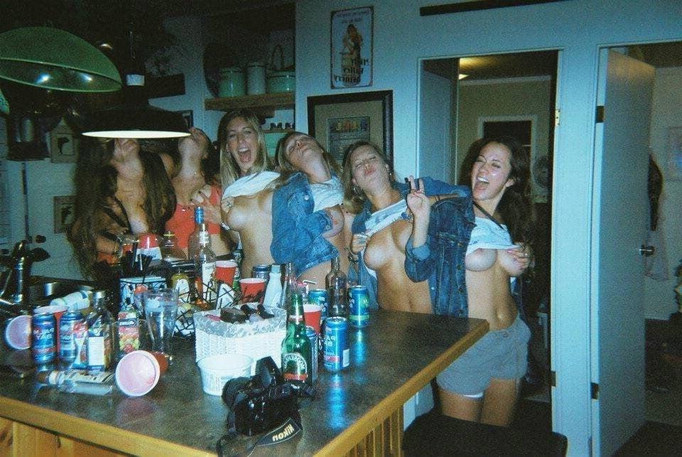 25P Group of Nude Girls 2
