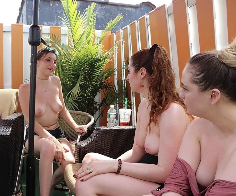 25P Group of Nude Girls 2