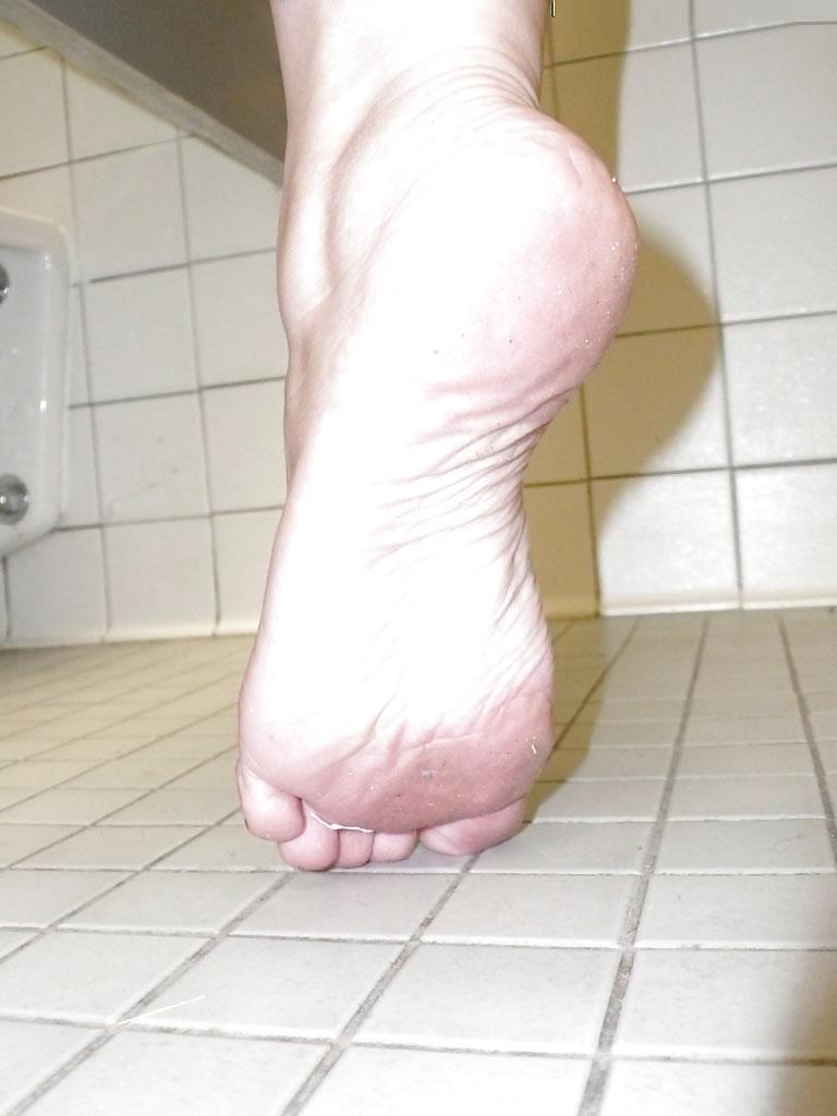 16P April washes her feet in the ladys room