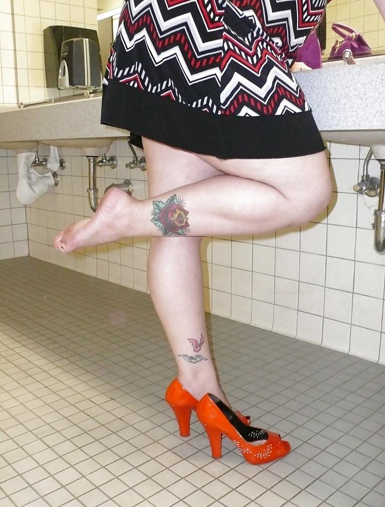 16P April washes her feet in the ladys room
