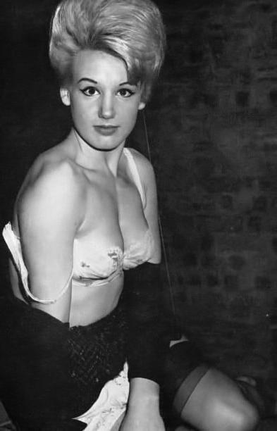 25P Vintage Stockings 68