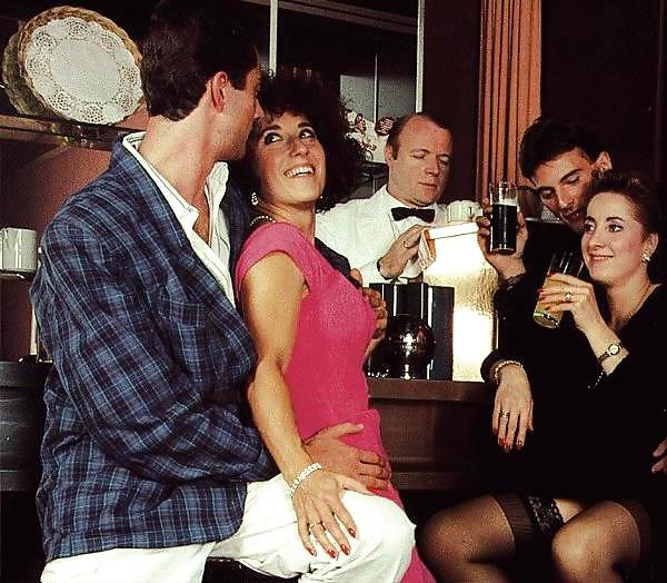9P Two girls and three guys at the bar