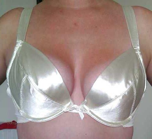 20P Woman their sell bra on the net 