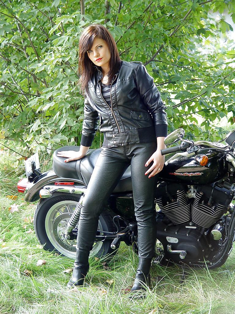 11P Biker Girls