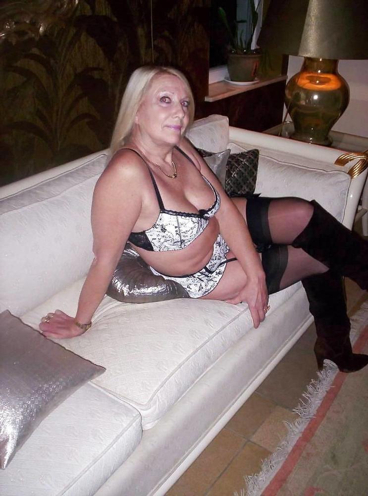 25P BLONDE MILF POSING