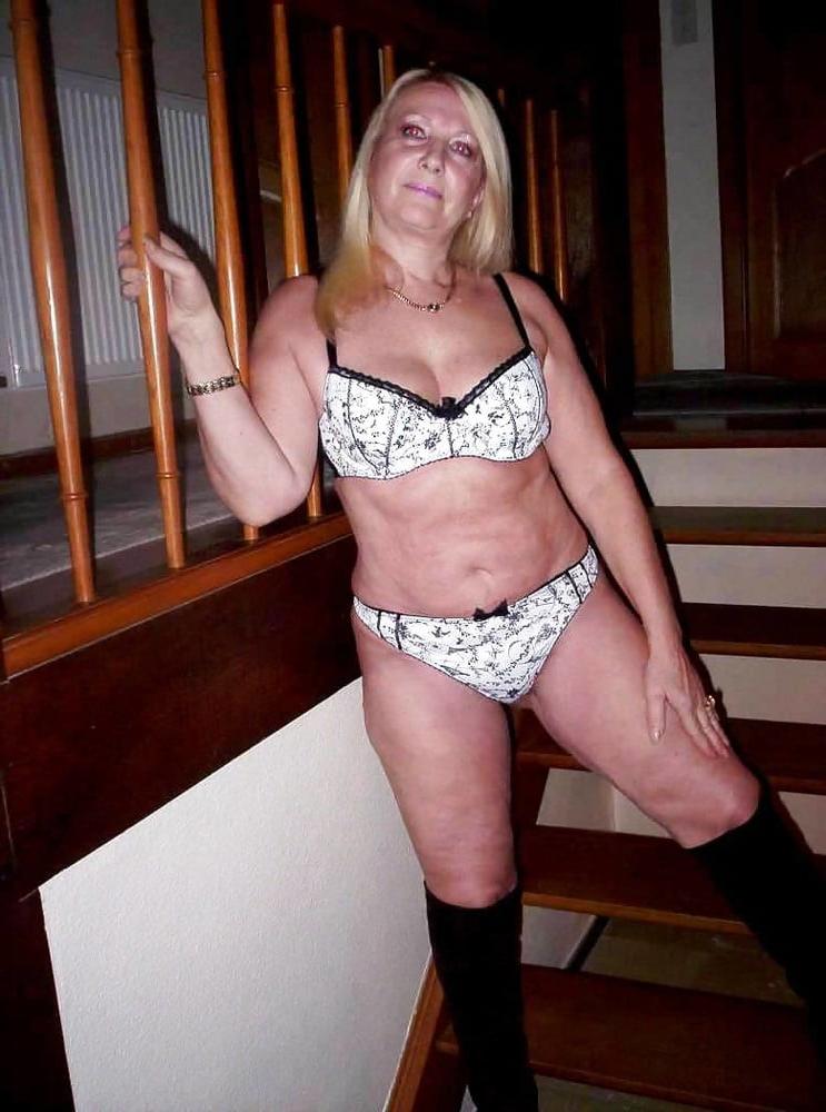 25P BLONDE MILF POSING
